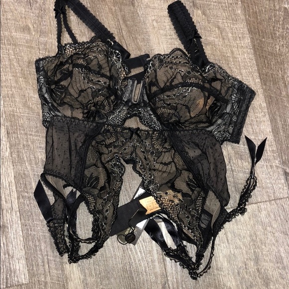 Lingerie set, bra and suspenders. - Picture 7 of 8